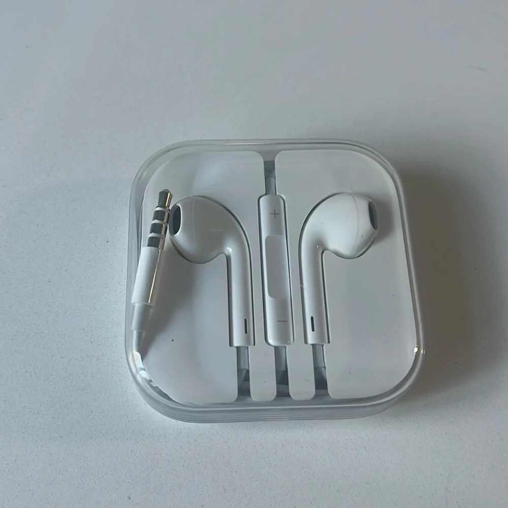 🍎 New in packaging Apple earbuds